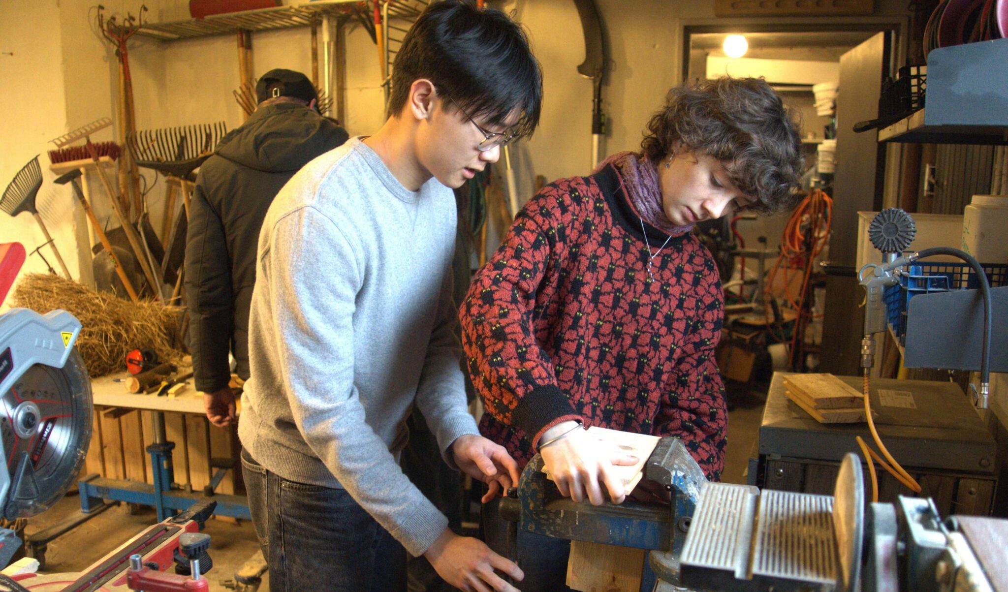 Studerende dyrker planter i permakulturhaven på Højskolen Mors 