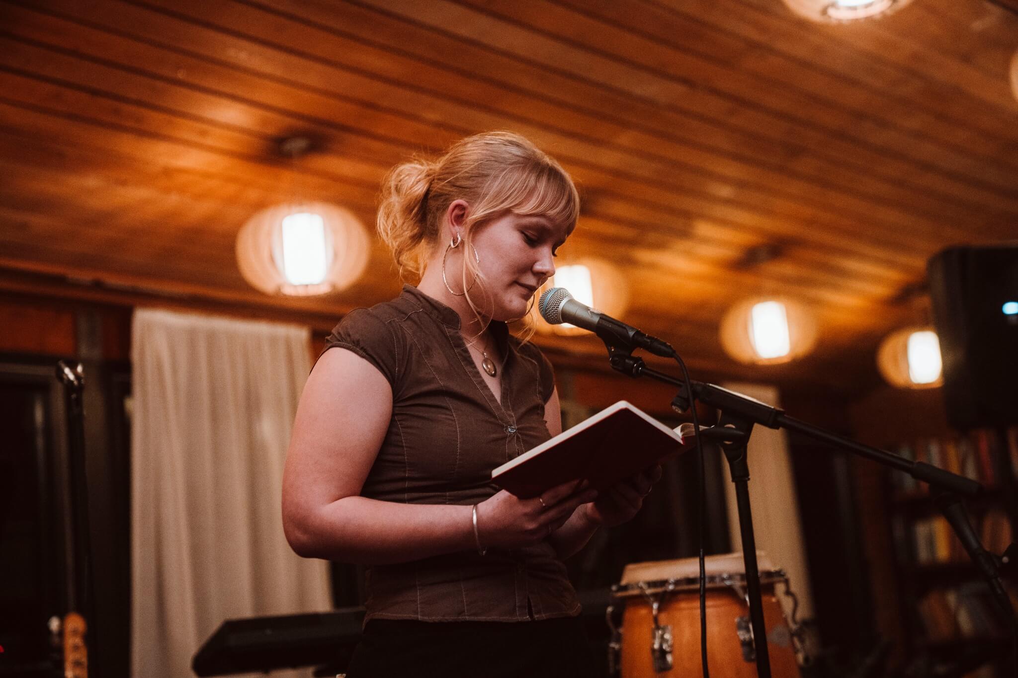 Studerende dyrker planter i permakulturhaven på Højskolen Mors