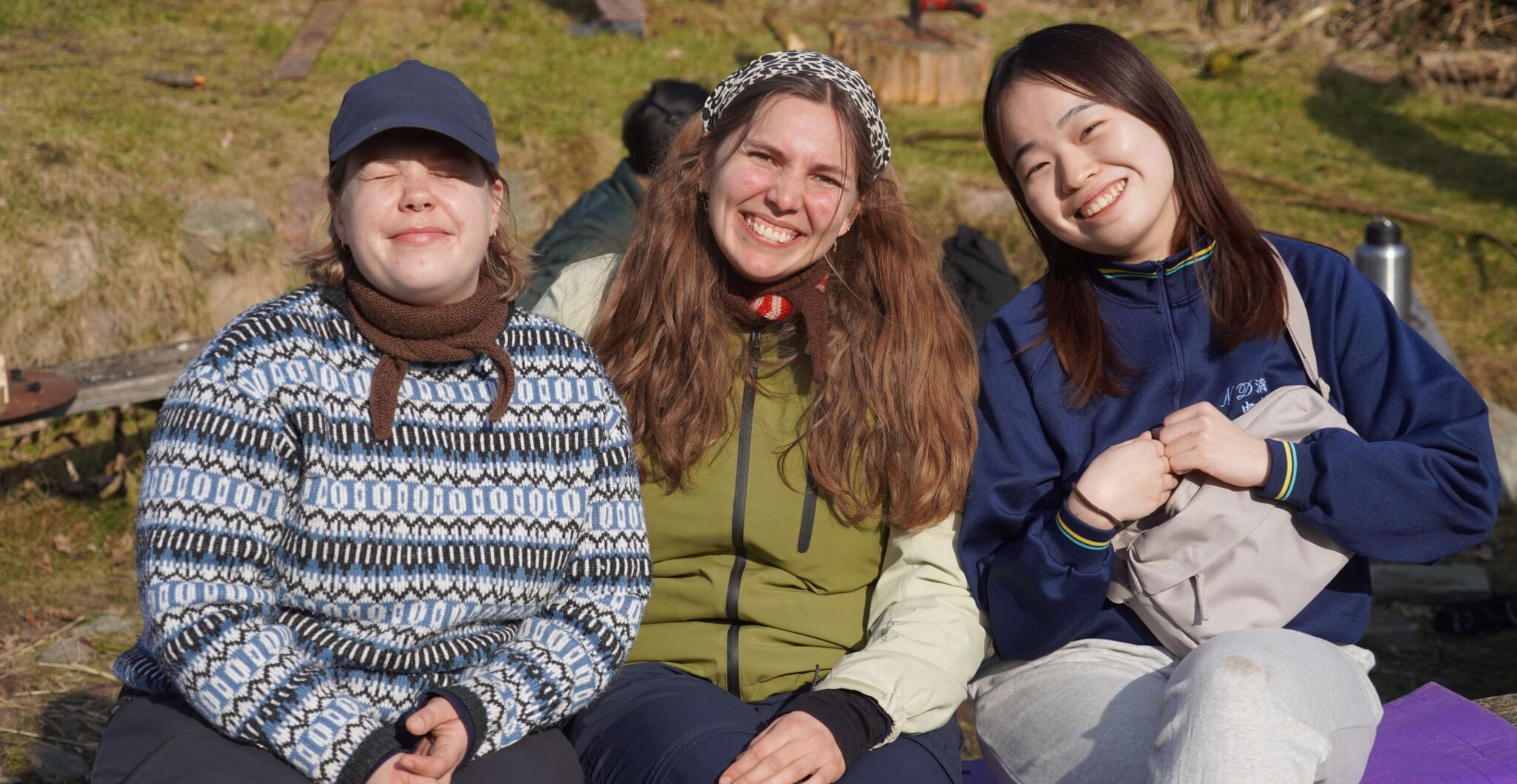 Studerende dyrker planter i permakulturhaven på Højskolen Mors 