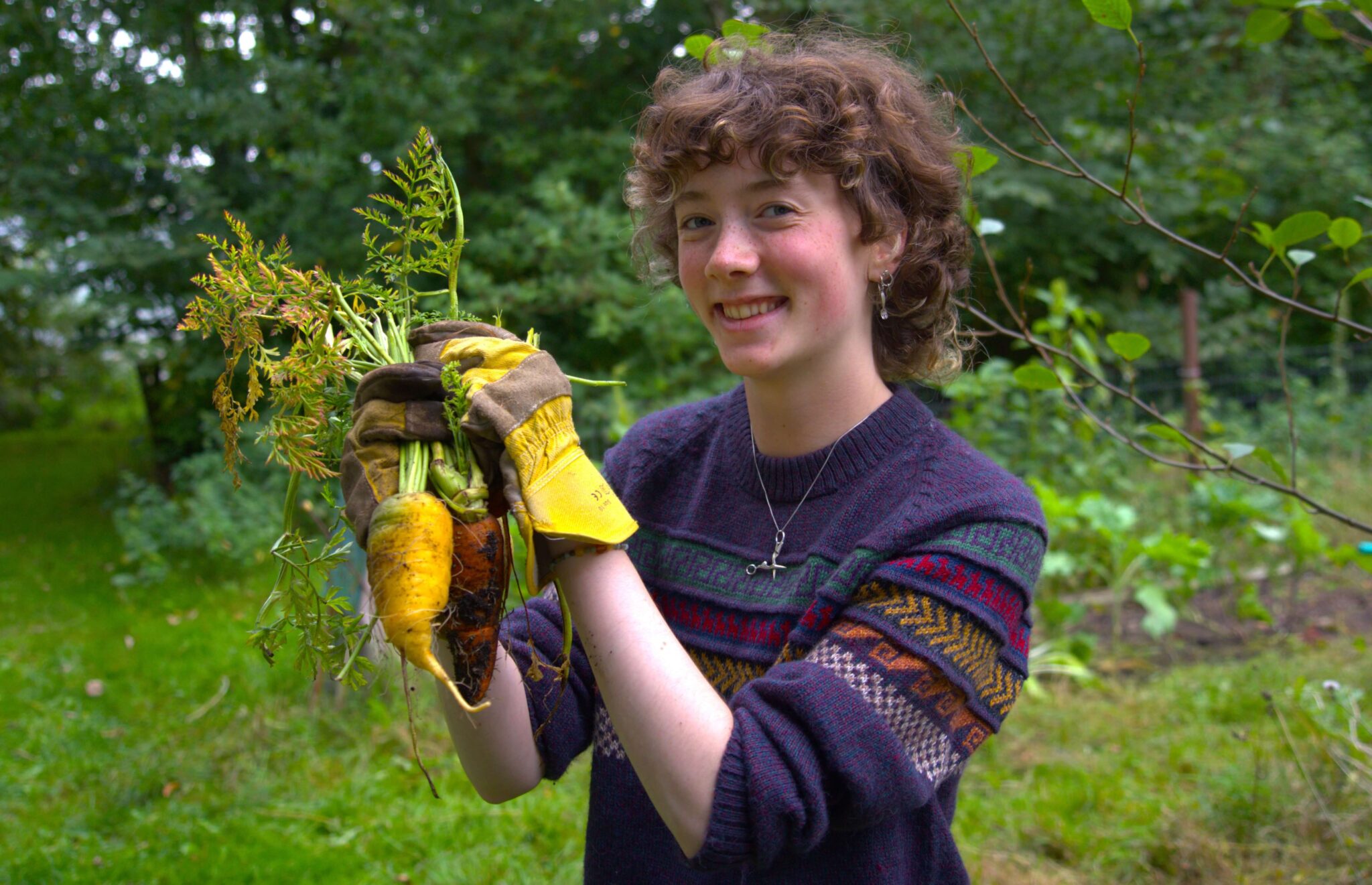 Studerende dyrker planter i permakulturhaven på Højskolen Mors