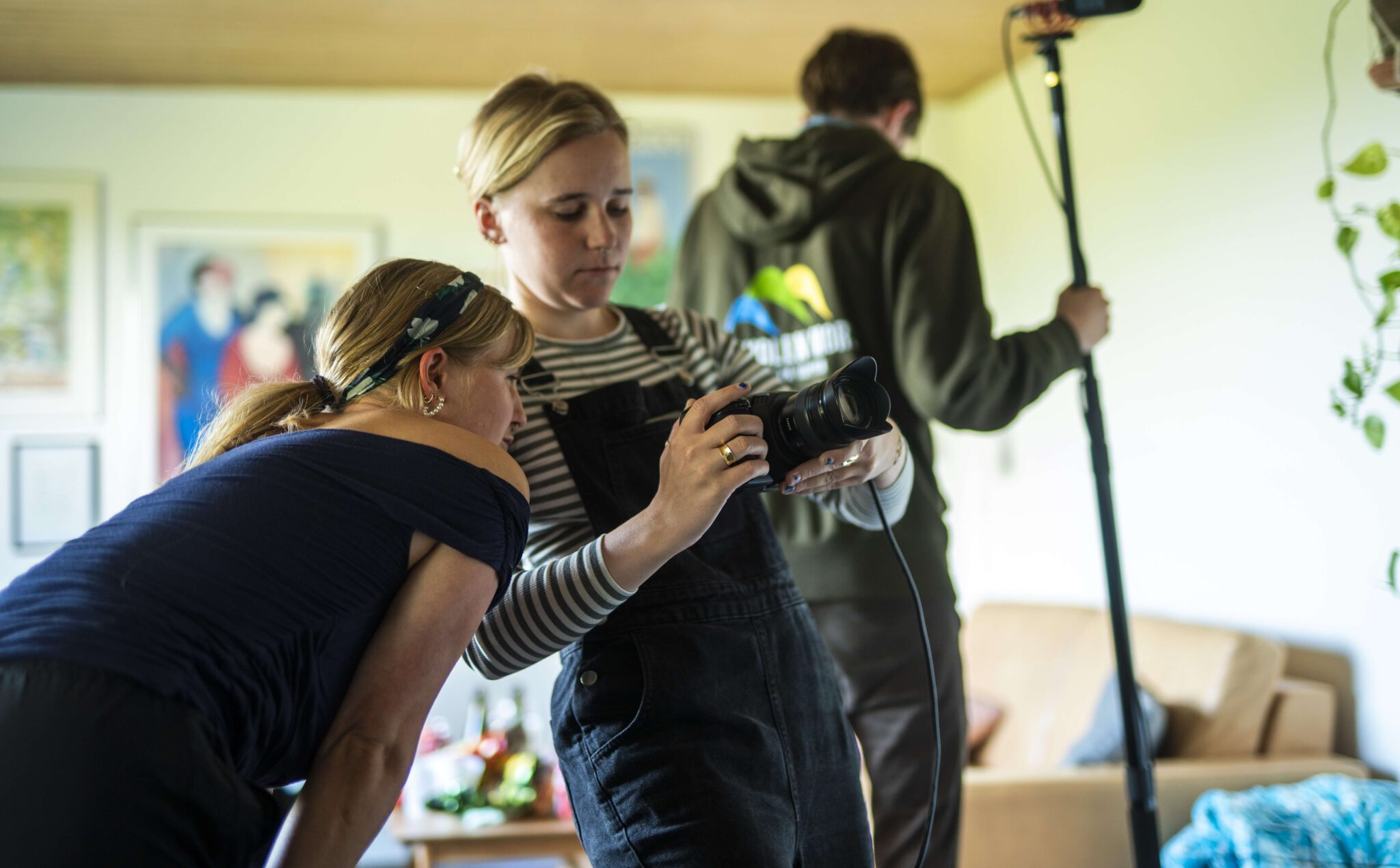 To elever kigger på deres filmkamera