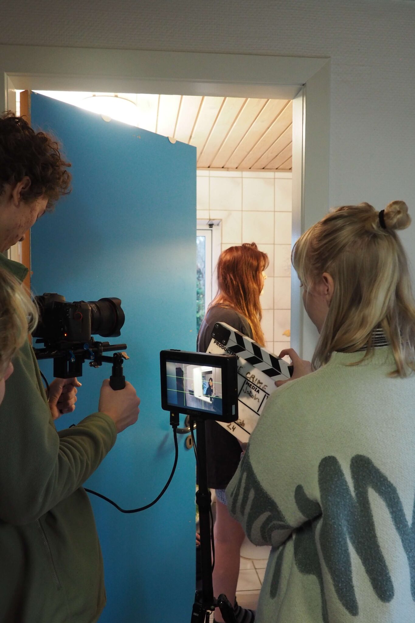 Elever er igang med at optage film på Højskolen Mors